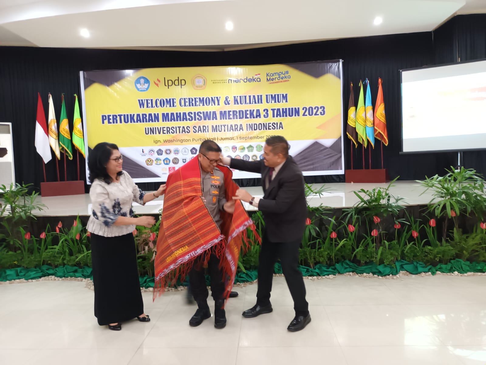Teks foto: Berita Sore/ist Rektor USM Indonesia Dr Ivan Elisabeth MKes dan Ketua Yayasan Sari Mutiara Dr Parlindungan Purba SH MM mengulosi Kapoldasu Irjen Pol Agung Setya Imam Effendi SH SIK MSi pada upacara penyambutan mahasiswa PMM-3/2023 di IGN Washington Purba Hall kampus tersebut Jalan Kapten Muslim Medan, Jumat (1/9/2023).