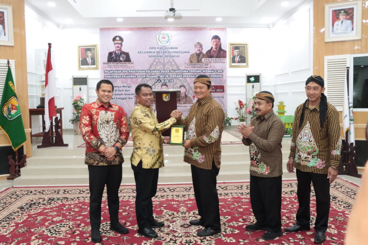 Teks foto:Bupati Sergai H Darma Wijaya di dampingi Wakil Bupati, H Adlin Tambunan, menyerahkan pelakat Sergai kepada Ketua DPP PKB Pujakesuma Pusat, Eko Suprianto, Ketua DPW PKB Sumut, H Khoirum Rijal dan Ketua PKB Sergai, Muhammad Heri Sukandar, setelah usai pelantikan pengurus Pujakesuma se Kabupaten Serdang Bedagai, di Aula Sultan Serdang komplek Kantor Bupati, Jumat, 1-9-2023,(Beritasore-Azwen)