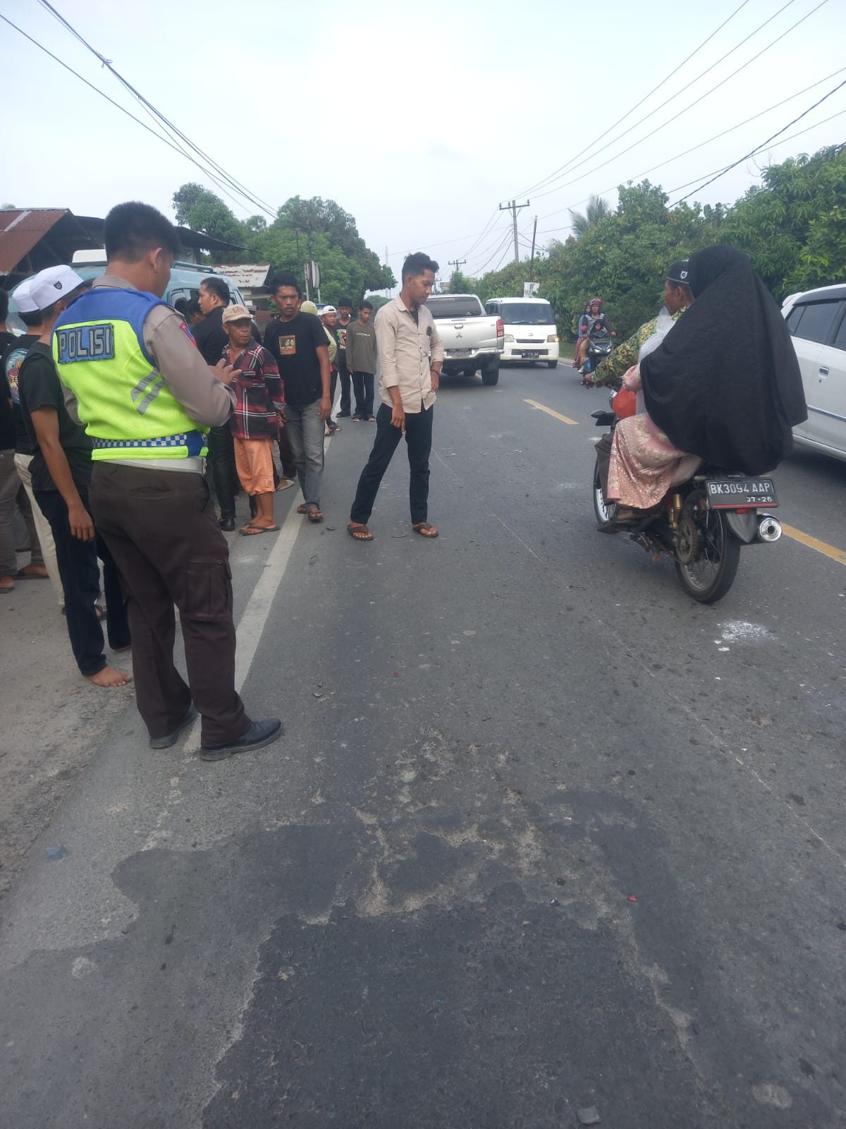 Tesk foto:Petugas Polres Serdang Bedagai, Bagian Lakalantas, sedang Olah Tempat Kejadian Perkara di jalan Lintas Sumtera Medan - Tebing Tinggi, Dusun II Desa Sei Buluh, Perbaungan, Minggu, .03-09-2023.(Beritasore-Azwen).