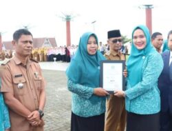 Raih Juara Umum Tingkat Provsu, Bupati Tapsel Serahkan Penghargaan Kepada Kades dan PKK Desa