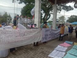 TM Gemkara Unjuk Rasa di Kantor Bupati dan DPRD Batubara