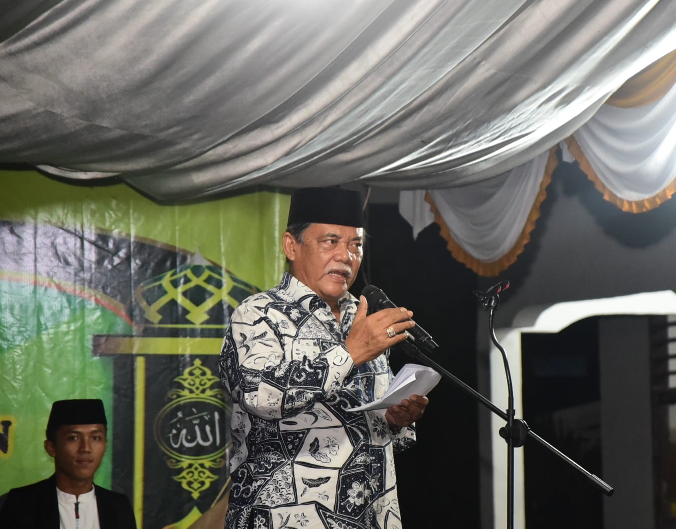 Teks foto: WAKIL Bupati Deliserdang HMA Yusuf Siregar menyampaikan sambutan pada penutupan MTQ ke-2 Tingkat Desa Nogo Rejo di Lapangan Sekolah Dasar Negeri 104281 Desa Nogo Rejo Kecamatan Galang, Minggu (3/9) malam.- (Berita/Khairul K Siregar)