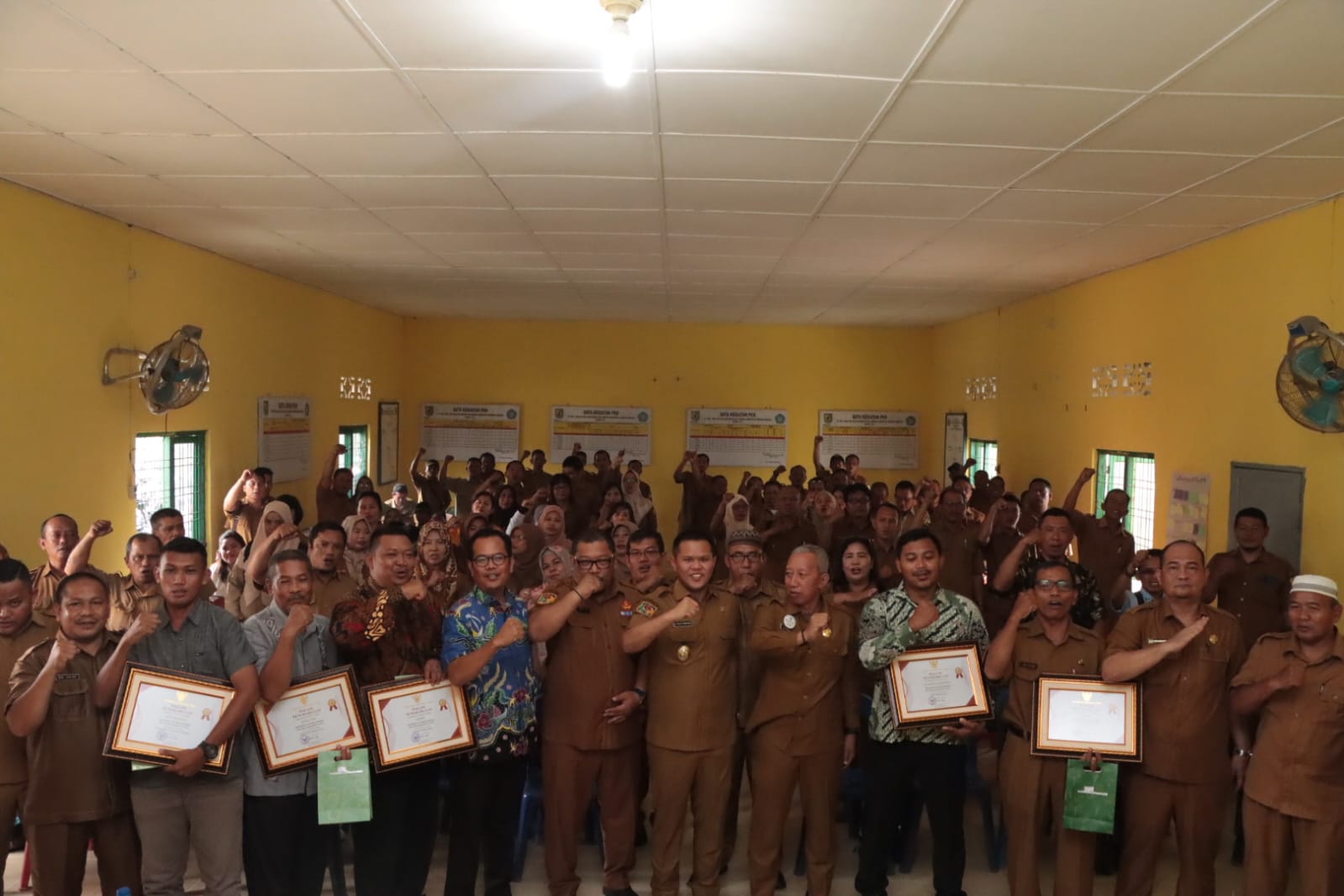 Teks foto:Wakil Bupati Serdang Bedagai H Adlin Tanbunan, dalam gelar rapat koodinasi bersama bagian Dinas Pertanian Kabupaten Serdang Bedagai di Aula Kantor Dinas Pertanian di Desa Sei Rejo, Kecamatan Sei Rampah, Selasa, 05-09-2023(Beritasore-Azwen)