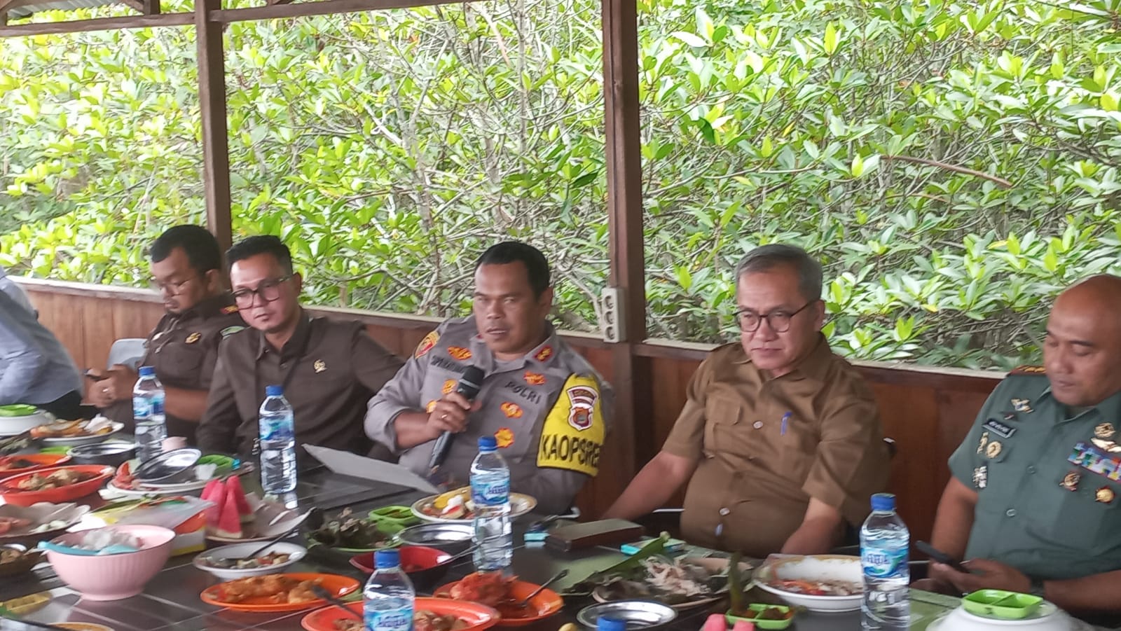 Berita Sore/Ahmad Zaelani Sidik: Kapolres Aceh Singkil, AKBP. Suprihatiyanto bersama forkopimda saat memberikan paparan tentang strategi dan langkah cepat penurunan angka stunting Aceh Singkil di kiniko cafe pancang dua Singkil Utara, Selasa (5/9/2023).