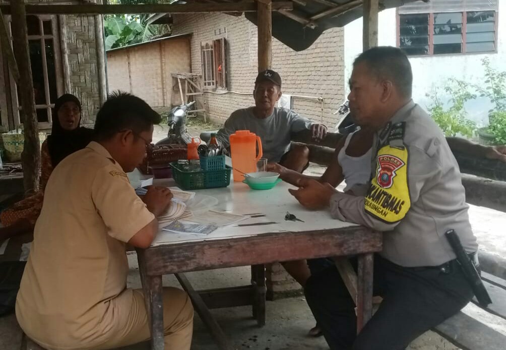 Teks foto:Kapolsek Perbaungan AKP M Pandiangan, bersama Bhabinkamtibmas AIPTU Muliadi, memberikan himbaun kepada masyarakat dengan adanya Operasi Zebra Toba dalam.hal razia kenderaan di wilayah Hukum Polres Serdang Bedagai, Rabu, 06-09-2023.(Beritasore-Azwen)