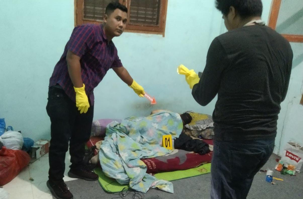 OLAH TKP: Tim Inafis melakukan olah TKP saat ditemukan jasad Yustizal Majid di Gampong Seuneubok Rambong, Idi Rayeuk, Aceh Timur, Kamis (7/9) malam. Foto: Muhammad Ishak