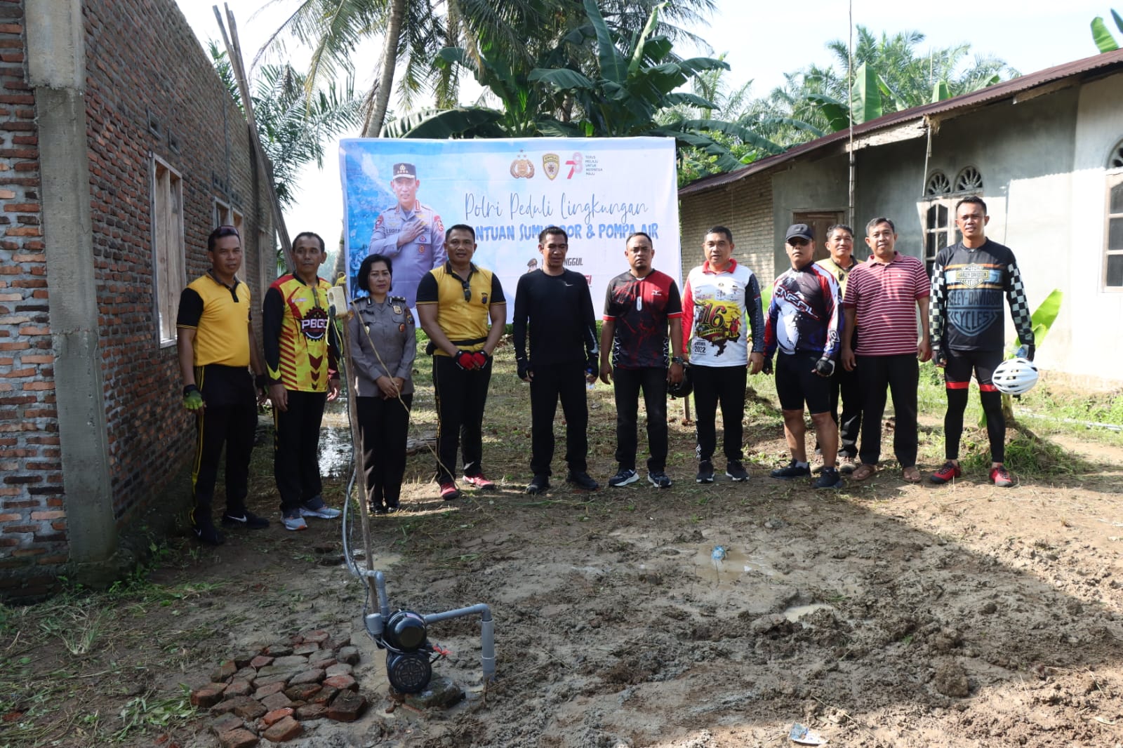 Tek fhoto Kapolres Batu Bara AKBP Jose D.C Fernandes S.I.K serahkan bantuan Sumur Bor kepada Madrasah Al- Insyanul Yaqin Dusun Mawar Desa Tanjung Kubah diterima Suparman Jum'at (8/9-2023).beritasore/alirsyah