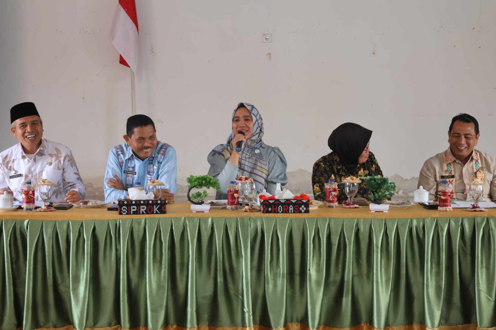 Berita Sore/Birong RT Teks poto: Ketua TP.PKK Kab.Tapsel, Ny. Rosalina Dolly Pasaribu, saat memberi arahan kepada warga di aula Kantor Camat Sipirok, Kamis (7/9).