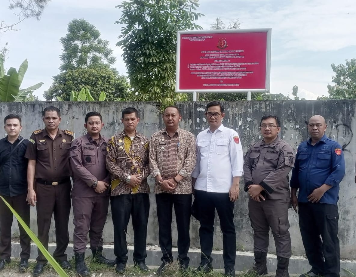 Teks Foto: Kasi Pidsus Kejari Deliserdang Eduward Sibagariang, Camat Tanjungmorawa Rio Lakadewa dan lainnya saat proses menerima sita eksekusi tanah seluas 5.621 Meter. (ist).