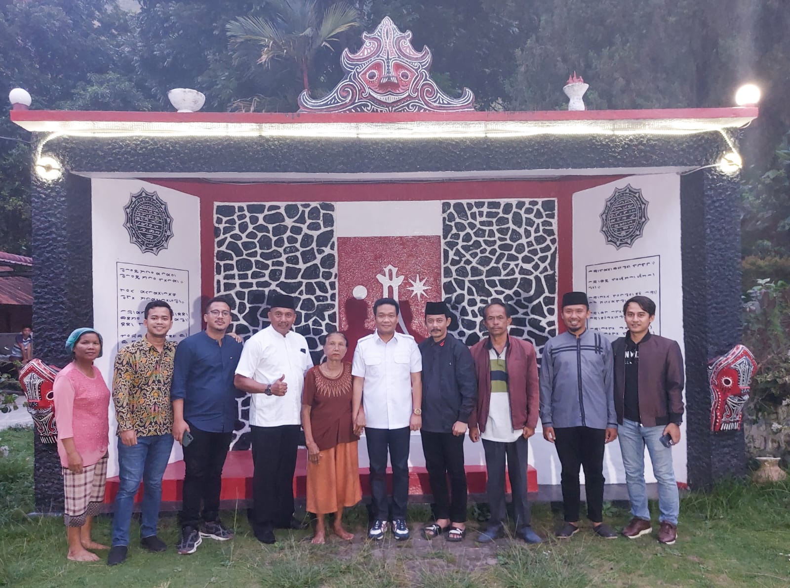 Ket Foto. STAF Khusus Wapres RI, H. Arif Rahmansyah Marbun (empat dari kanan) saat berkunjung ke Istana Sisingamangaraja di Desa Simamora, Kecamatan Baktiraja. Ist