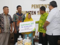 Bupati Sergai Serahkan BPJS Ketenagakerjaan ke Ahli Waris