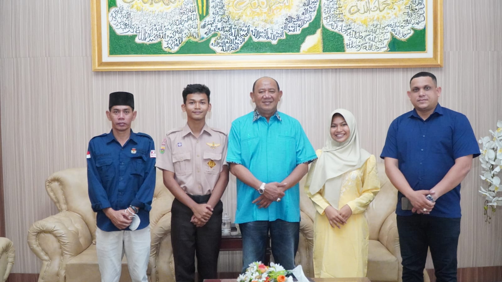 Teks Foto/Beritasore/ist   Plt Bupati Langkat H.Syah Afandin SH menerima kunjungan  dua siswa MAN 1 Langkat dan SMA 1 Stabat, di Rumah Dinas Bupati Langkat, Stabat, Jumat( 8 /9).