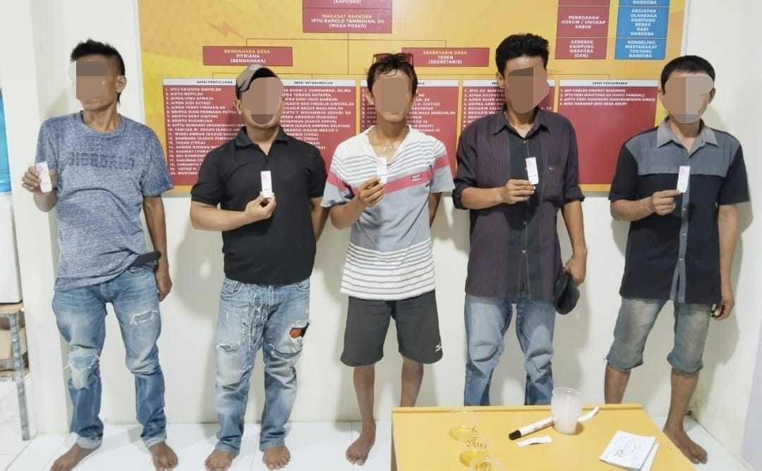 Teks Foto: Sebanyak 5 orang pria yang diamankan memperlihatkan hasil tes urinenya yang positif narkoba. (ist)