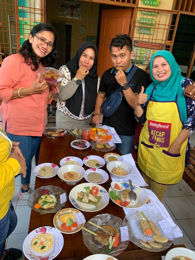 Foto Kristian Brahmana: Kapus Sri Padang, Hj Rahmayani, S.Tr, M.K.M bersama Lurah Sri Padang, Pipit Syahputra saat mencicipi makanan hasil masakan kader PMT.