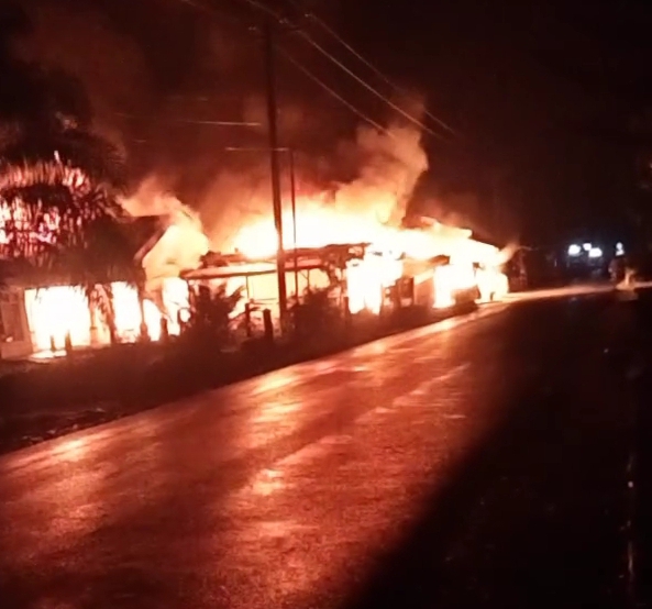 Kebakaran di Desa  Puloe Teungoh dan Simpang Deli Kilang Kecamatan Darul Makmur, Minggu (10/9).(Ist)
