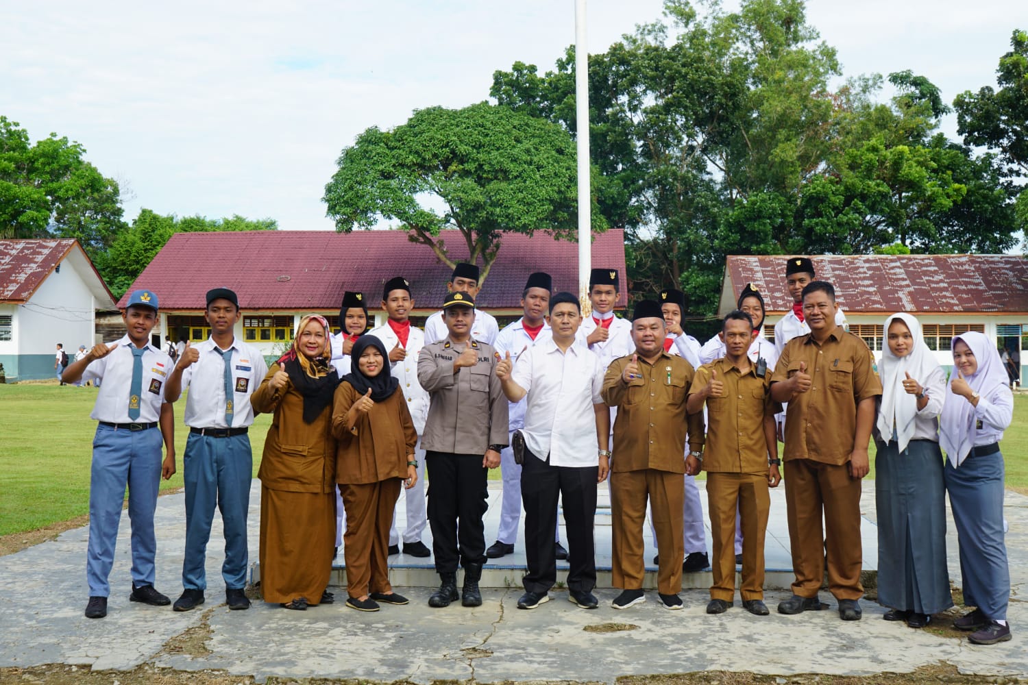 AKP. Agus M. Butar Butar, Kasat Resnarkoba Polres Padanglawas ajak siswa dan guru SMK N 1 Barumun bersama masyarakat turut berpartisipasi dalam memberantas peredaran dan penggunaan narkoba. (Foto: Idaham Butar Butar)