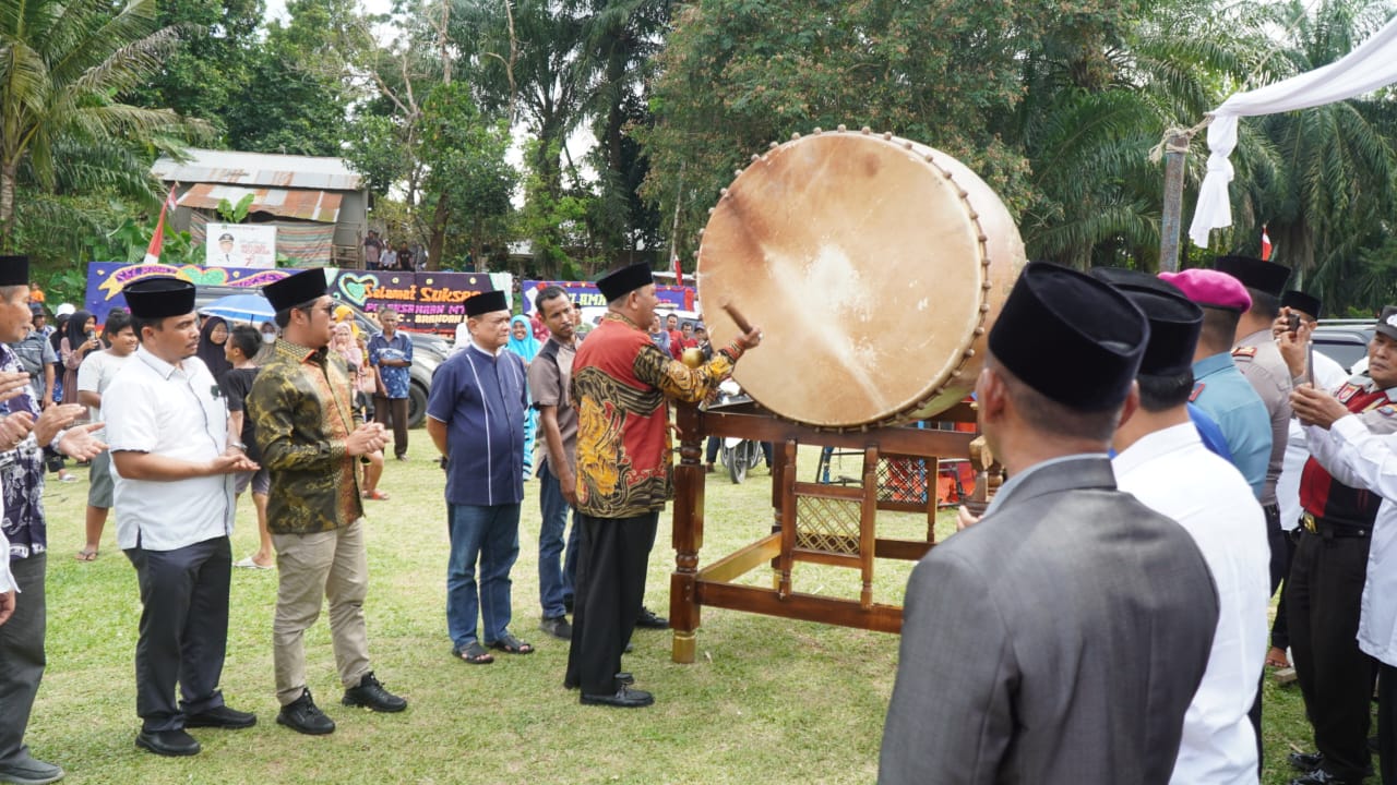 Teks Foto/Beritasore/ist  Plt.Bupati Langkat H.Syah Afandin, SH membuka MTQ ke-56 Kecamatan Berandan Barat  2023, di  Desa Lubuk Kasih Kecamatan Berandan Barat, Sabtu( 09/10).