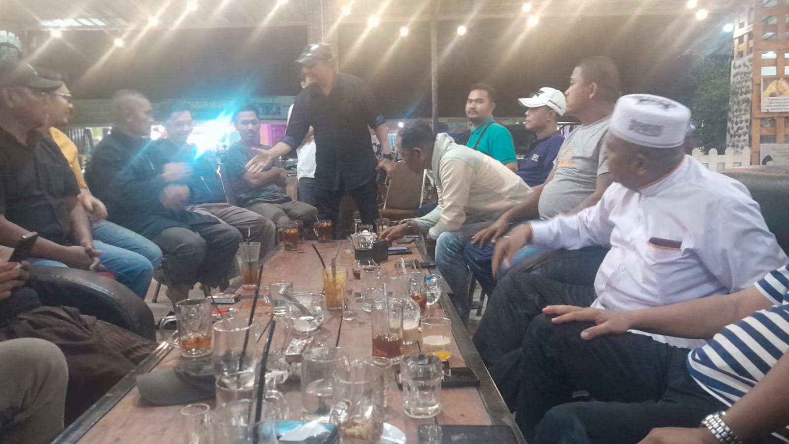 Teks fhoto: Delapan (8) Aliansi Melayu dan organisasi lokal Kabupaten Batu Bara gelar konsolidasi akan menggelar aksi solidatritas damai terkait di Pulau Rempang (Batam) di depan Gedung DPRD Kabupaten Batu Bara di RM Caffe Nurjanah Jln.Rakyat Tanjung Tiram Minggu (10/9-2023) malam.