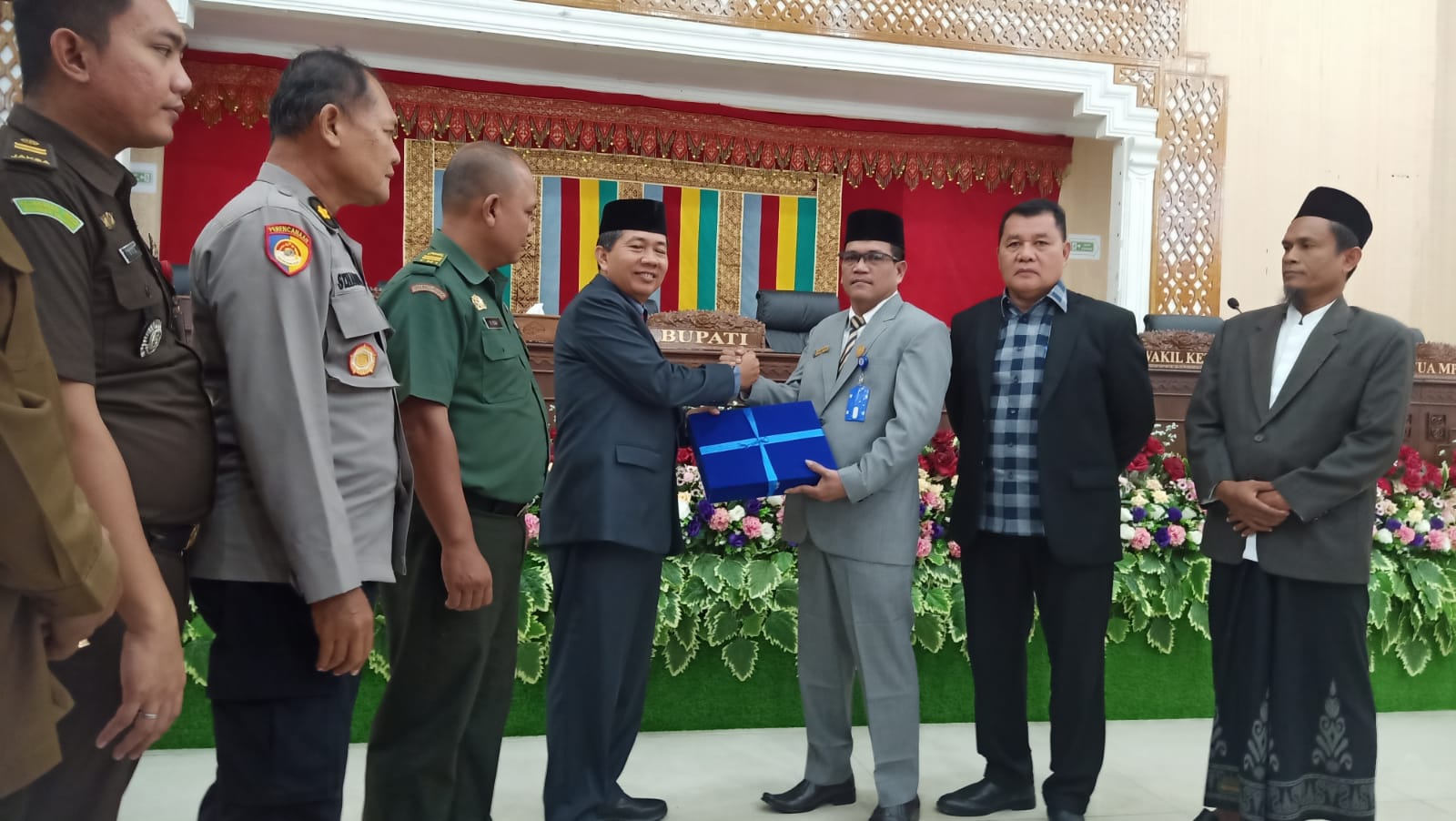 Sekda Abdya Salman Alfarisi ST, menyerahkan dokumen rancangan KUA PPAS Perubahan Abdya tahun 2023, kepada Wakil Ketua DPRK Syarifuddin, dalam rapat paripurna Senin (11/9).Foto:Syafrizal