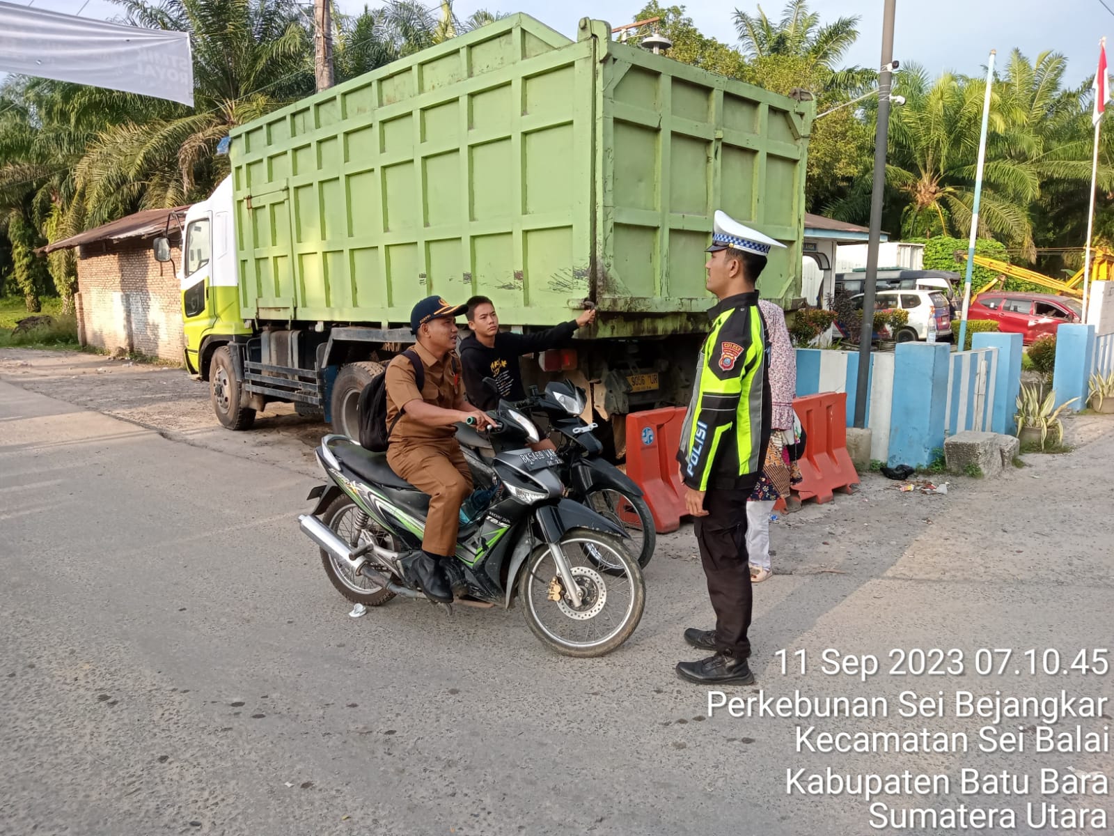 Teks fhoto: dalam rangka Operasi (Ops) Zebra Toba tahun 2023, Satuan Laka Lantas (Sat Lantas) Polres Batu Bara memberikan teguran secara humanis kepada pengendara Senin (11/9-2023).beritasore/alirsyah