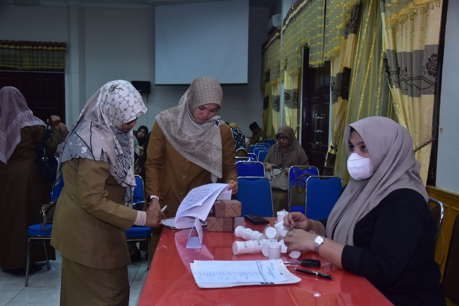 Teks foto : Sejumlah Pejabat Struktural Eselon II Dan III dilingkungan Pemerintahan Kabupaten Aceh Tamiang saat dilakukan tes urine secara mend