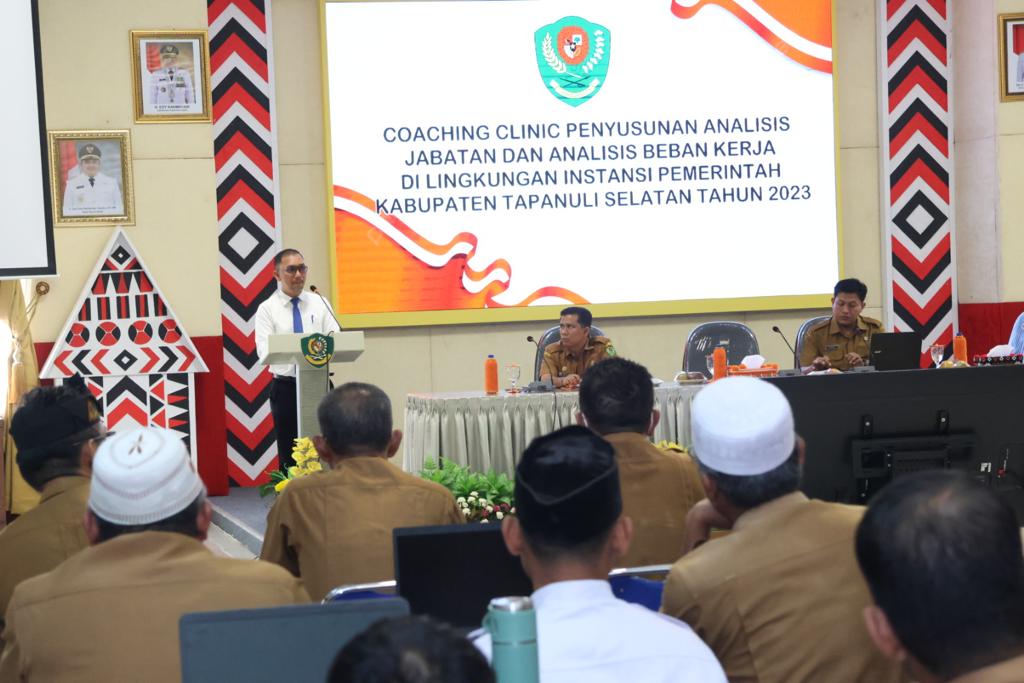 Berita Sore/Birong RT Teks poto: Sekda Tapsel, Sofyan Adil saat membuka coaching clinic penyusunan (Anjab) dan (ABK) di lingkungan Pemkab Tapsel, Selasa (12/9).