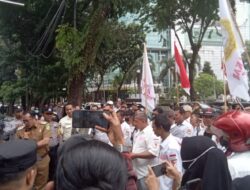 Unjuk Rasa Desak Bongkar Perumahan Yuu At Contempo