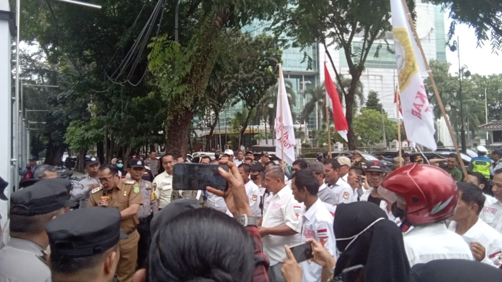 Aksi unjukrasa damai LSM Pakar di depan gedung DPRD Medan, Selasa (12/9).Ist
