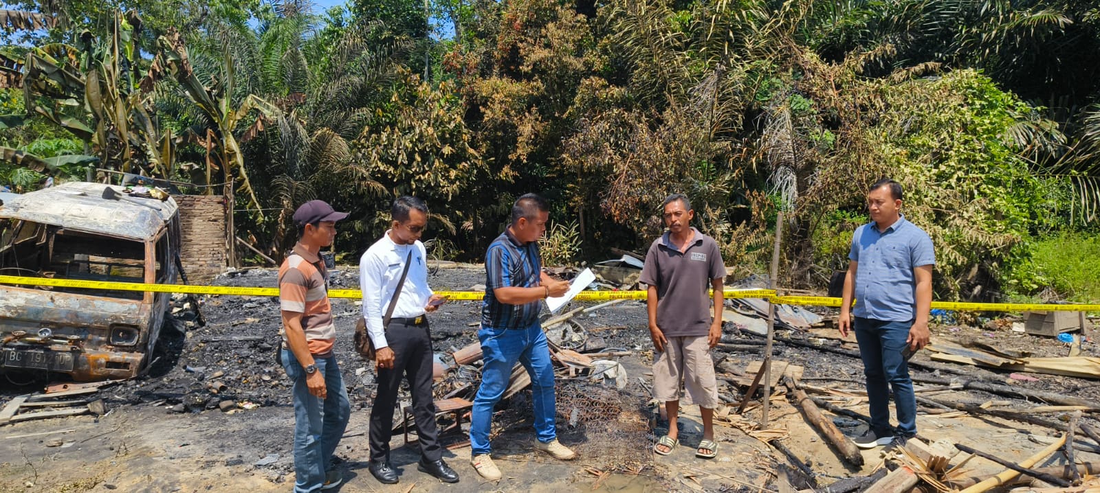 Teks Foto/ist : Satu unit rumah di Dusun IV Desa Sei Tualang Kec Brandan Barat Kab Langkat tinggal puing puing, Rabu (13/9/2023).