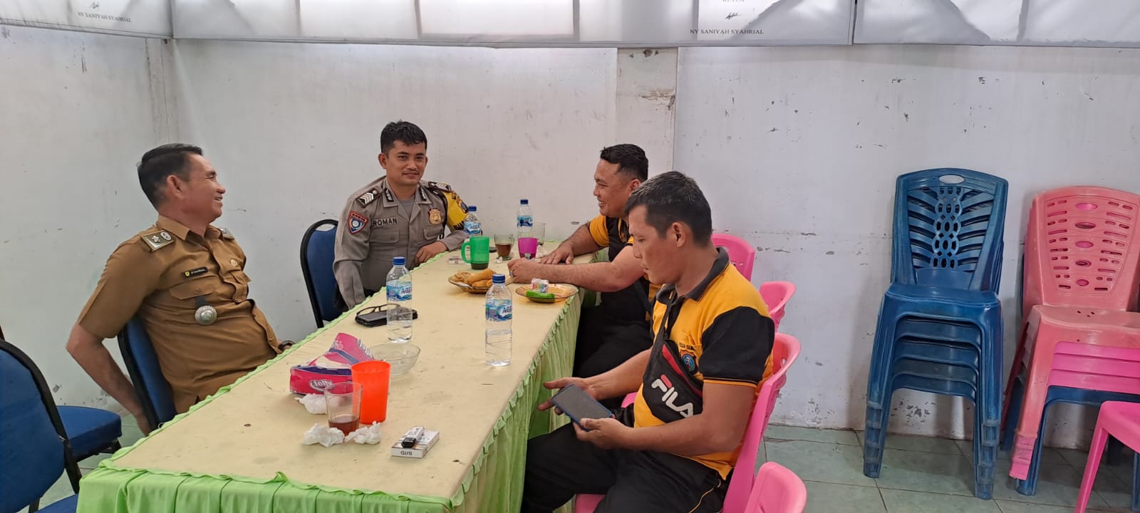 Teks foto:Bhabinkamtibmas Bripka Rohman Harahap, berserta personil, sambangi masyarakat nelayan di Desa Pekan Sialang Buah,Kecamatan Teluk Mengkudu, Kabupaten Serdang Bedagai, Selasa,12-09-2023(Beritasore-Azwen)