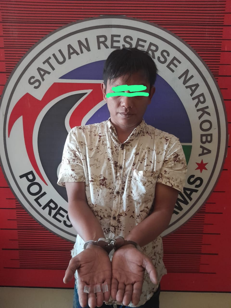 Keterangan Gambar: Tersangka pengedar Narkotika MMS, 35 warga Lingkungan IV Pasar Sibuhuan telah diamankan petugas di Mapolres Palas, Senin (11/9) (Ist)