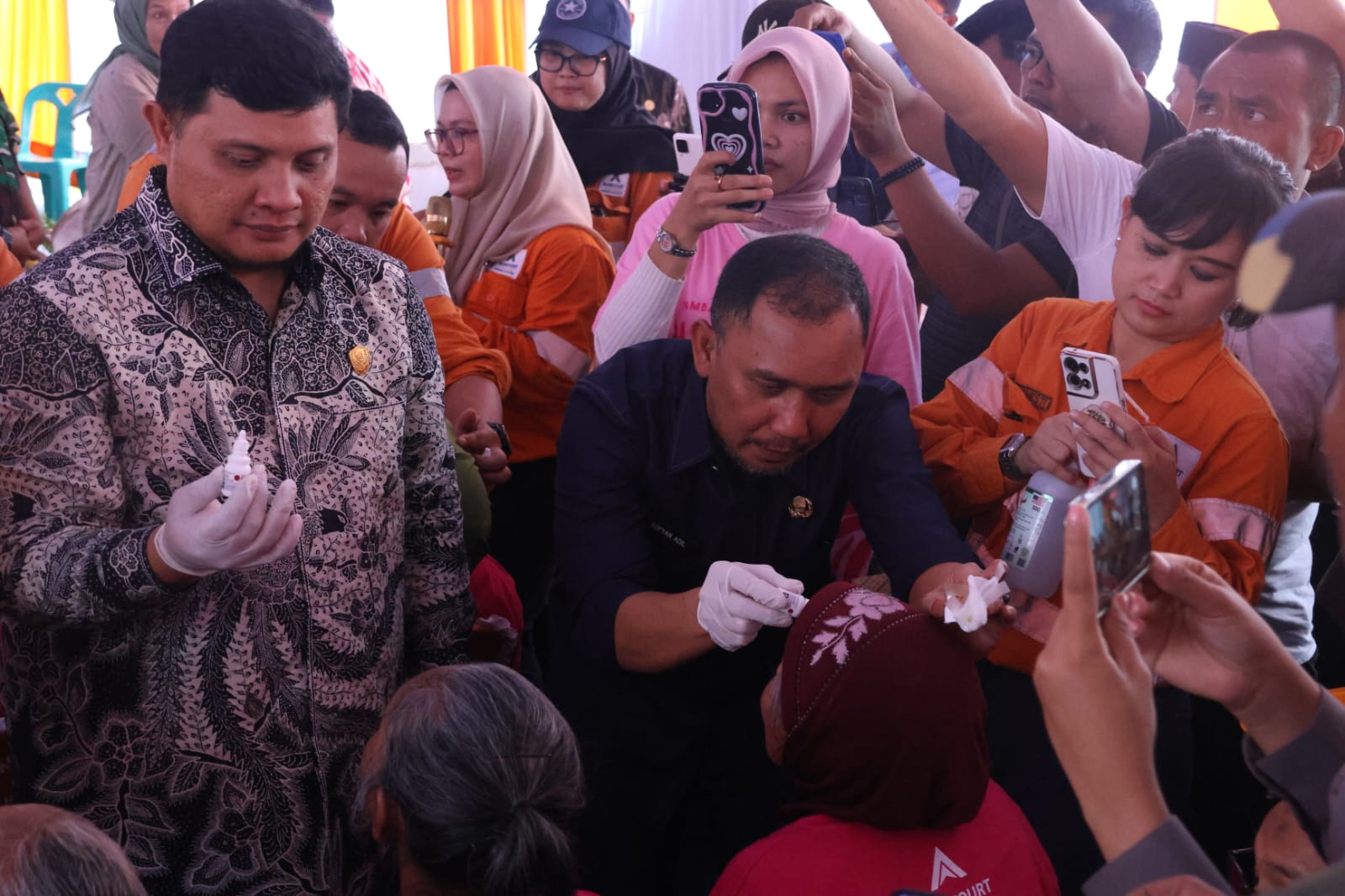 Berita Sore/Birong RT Teks poto: Sekretaris Daerah, Sofyan Adil saat meninjau operasi katarak di Rumah Sakit Bhayangkara Batang Toru, Kecamatan setempat, Kamis (14/9).