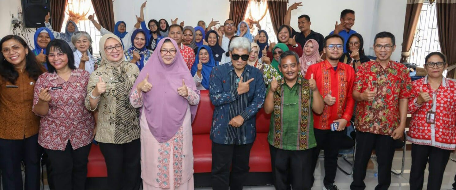 Keterangan foto: Ketua Dekranasda Kusma Erizal Ginting (lima kiri) pose bersama dengan peserta dan lainnya saat sosialisasi industri produk halal kepada UMKM Kota Pematangsiantar di ruang rapat Galery Dekranasda, Jl. Merdeka, Kamis (15/9).(Ist).   