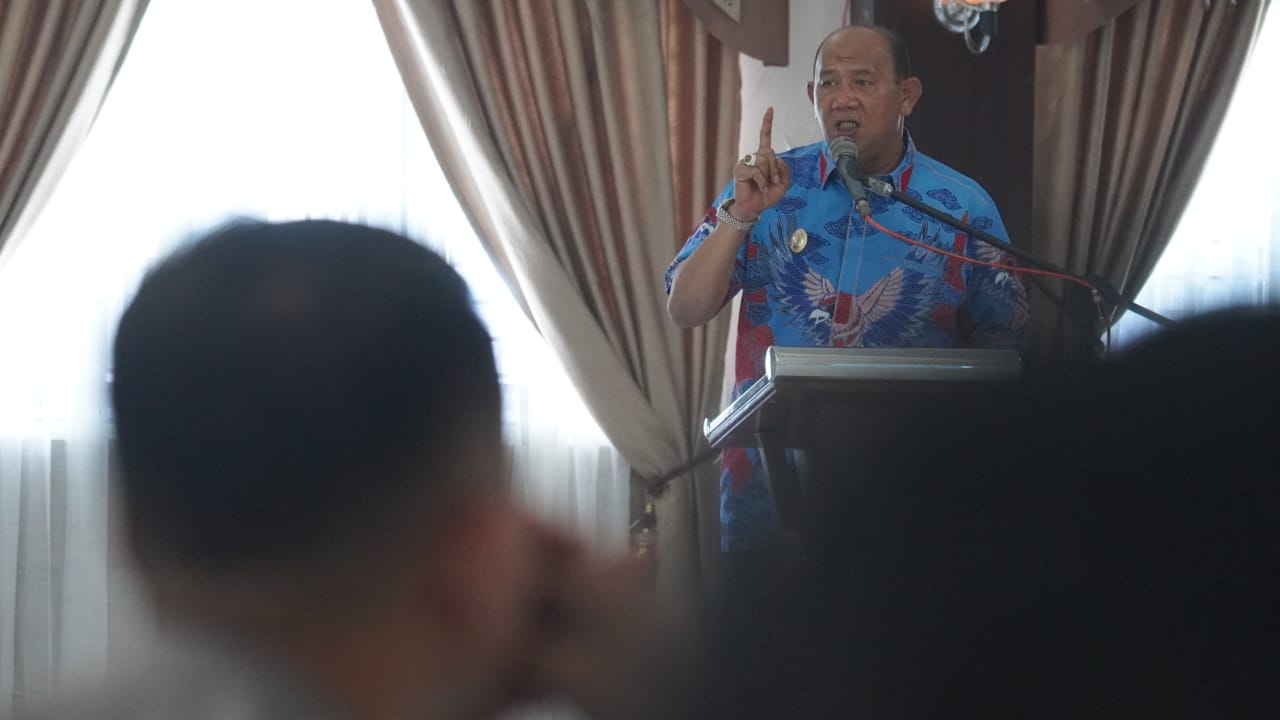 Teks Foto/Beritasore/ist  Plt Bupati Langkat H. Syah Afandin, SH menghadiri Rapat Koordinasi Forkopimda dan Forkopimcam se-Kabupaten Langkat di Ruang Pola Kantor Bupati Langkat, Kamis, (14/9).