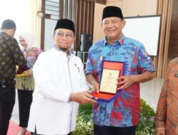 Syah Afandin Terima Penghargaan Tokoh Peduli Zakat Baznas Langkat