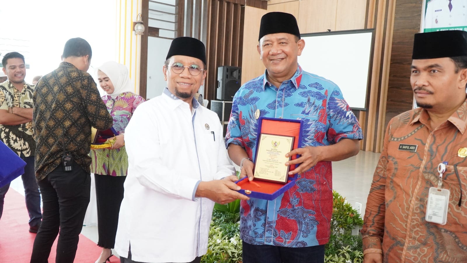Teks Foto/Beritasore/ist Plt Bupati Langkat H.Syah Afandin SH  terima penghargaan tokoh peduli zakat  Baznas ,  di Jentera Malay Rumah Dinas Bupati Langkat, Kamis (14/9/2023).