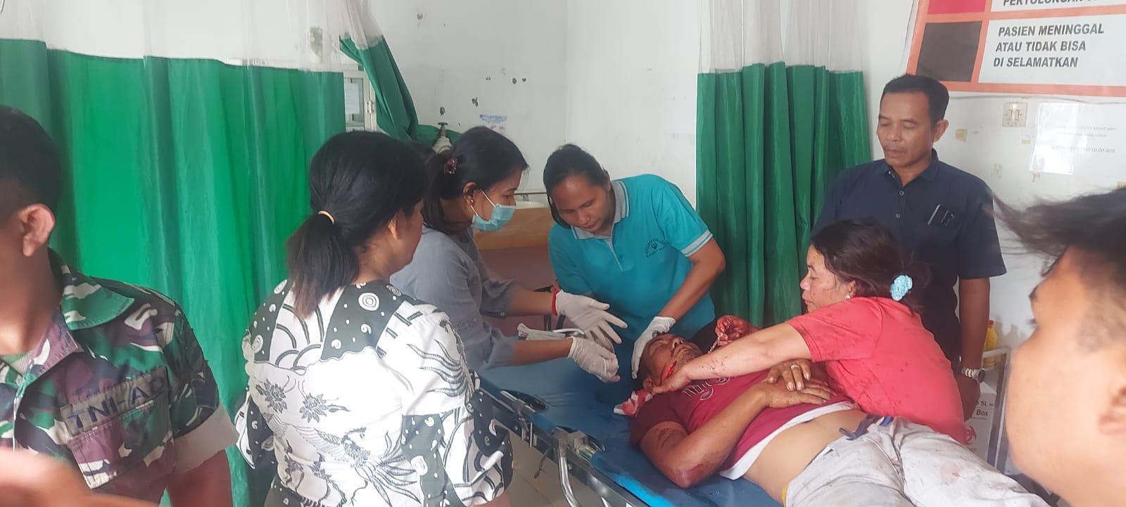 Keteramgan Poto: Terlihat korban Elvis F Surbakti ketika di tangani oleh pihak medis di Rumah Sakit (Ist).