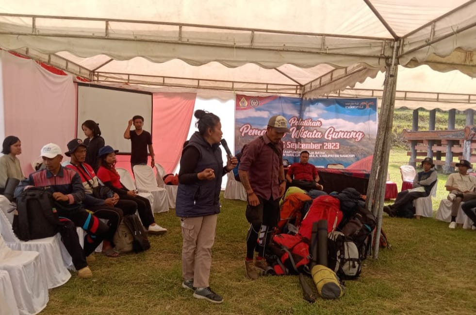 PENDAKI gunung Martha Hutapea saat memberikan pelatihan teori. Ist