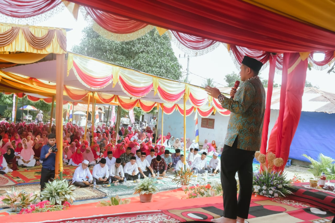 Teks foto:Wakil Bupati Serdang Bedagai H Adlin Tambunan, jelang Pemilu 2024 jaga kekompakan , kondusifitas menjelang Pemilu ini di sampaikan pada Pengajian Akbar MTMD dan Maulid Nabi Muhammad SAW di Desa Pegajahan Hulu, Kecamatan Bintang Bayu, Sergai, Sabtu,16-09-2023.(Beritasore-Azwen)