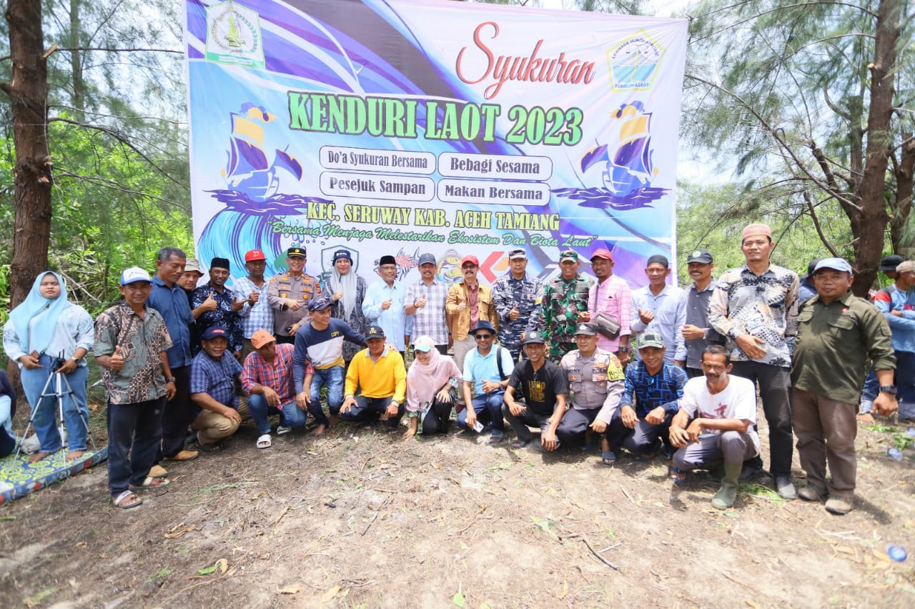 Teks foto : Pj. Bupati, Dr. Drs. Meurah Budiman, SH, MH, melakukan foto bersama warga saat menghadiri Kenduri Laot yang dilaksanakan di pantai Pusung Sium, Kampung Pusung Kapal, Seruway, Sabtu (16/9).