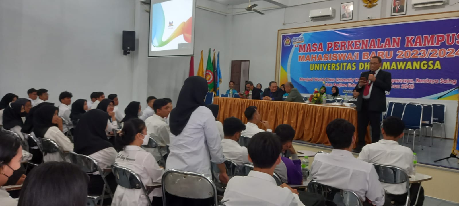 Teks foto: Berita Sore/aje Mahasiswa baru Undhar mengikuti PKKMB untuk mengenal lingkungam perkuliahan dan visi perguruan tinggi tersebut di kampus Jalan KL Yos Sudarso Medan, Sabtu 16 September 2023.