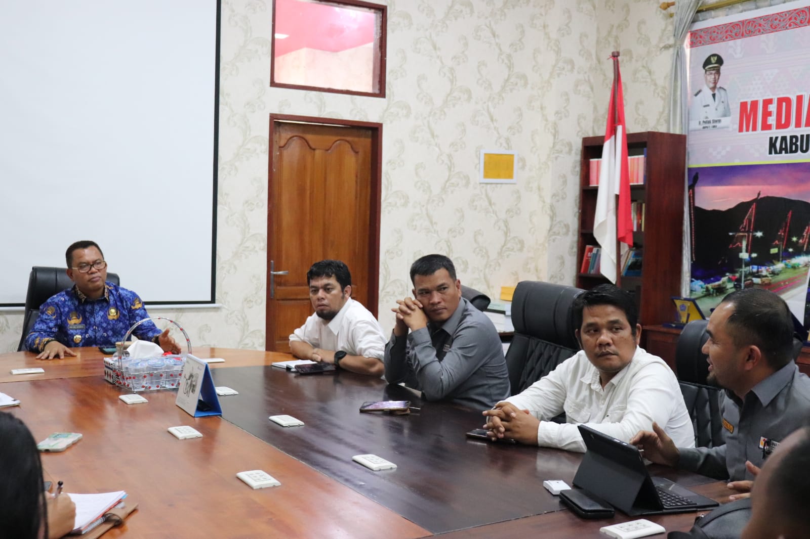 Keterangan foto: Poltak Sitorus, terima kunjungan Bawaslu Kabupaten Toba di ruang kerja Bupati Toba, Senin (18/9). (Ist)