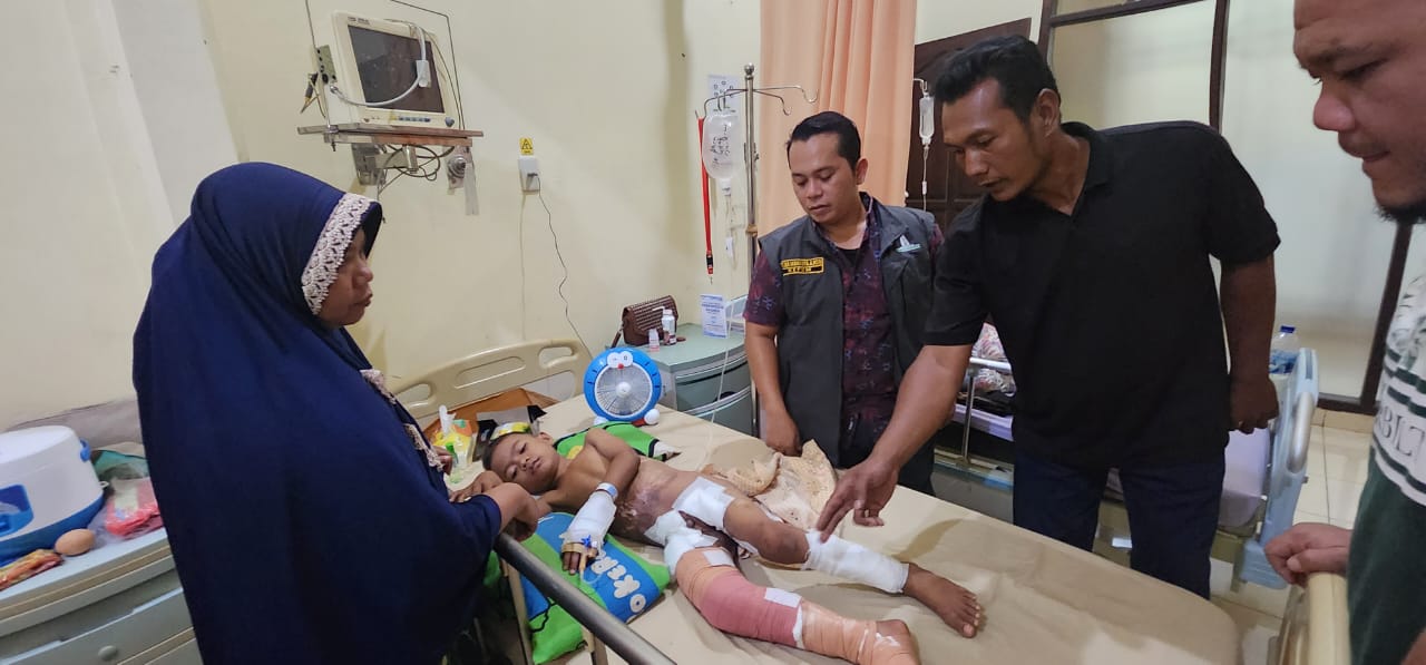 Keterangan foto : Ketua HIPMI Padanglawas Putra Mahkota Alam Hasibuan menjenguk Ailan Alksusar Hasibuan di Rumah Sakit Permata Madina, Sibuhuan. (Idaham Butar Butar).