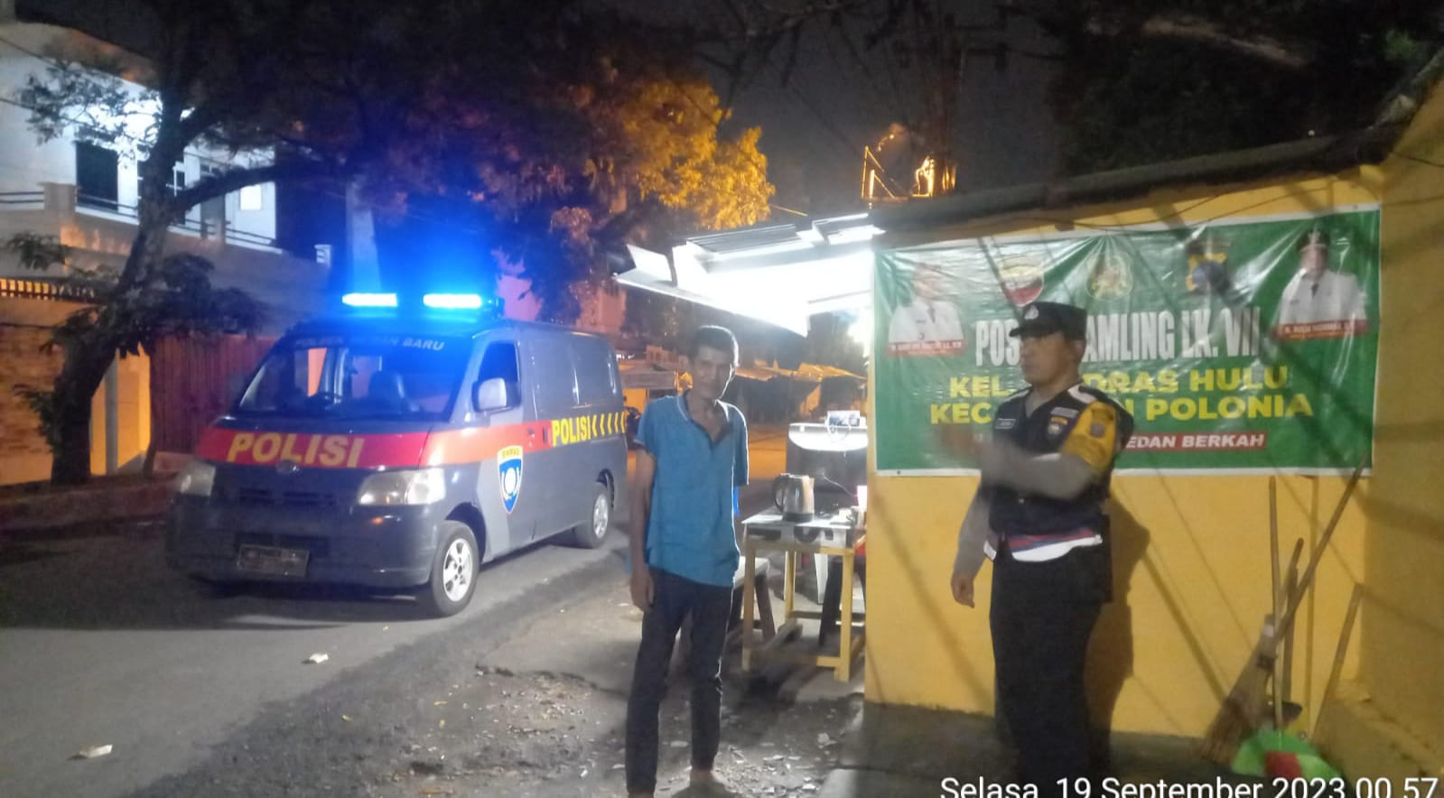 Personil Polsek Medan Baru saat menyambangi pos keamanan