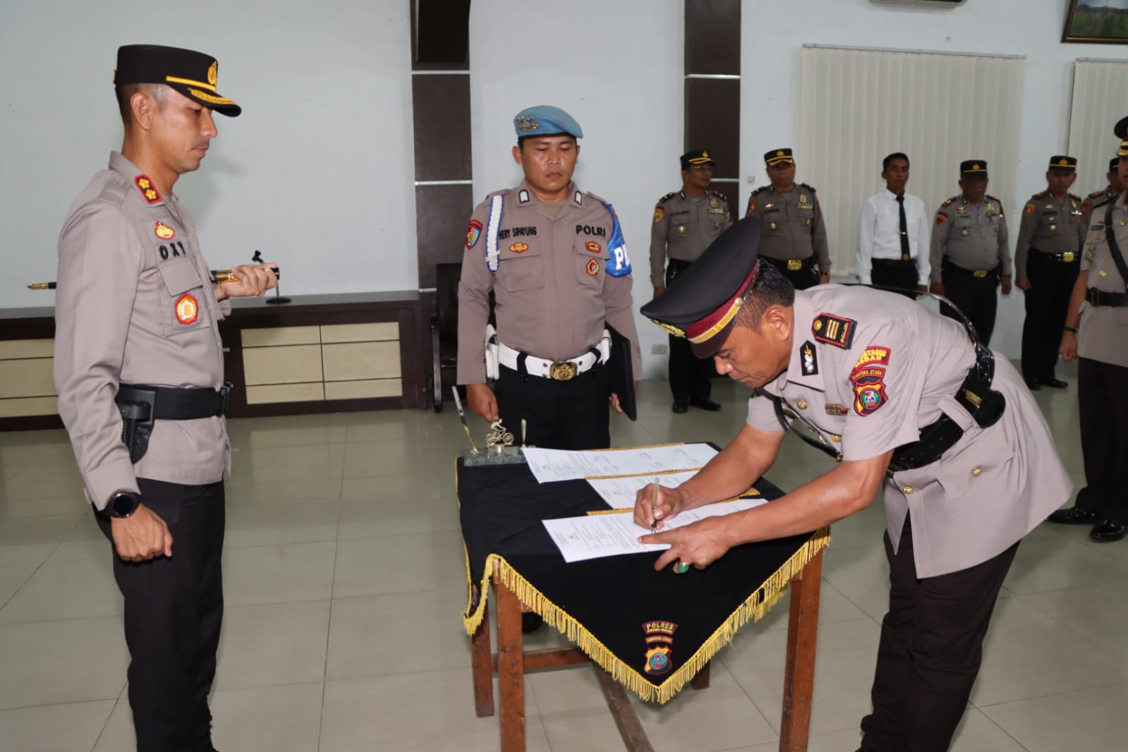 Teks foto:Kapolres Serdang Bedagai, AKBP Oxy Yudha Pratesta, SIK, melaksanakan Serah terima jabatan, Wakapolres, Kasatreakrim dan Kabaglog, di Aula Patriatama Mapolres Serdanh Bedagai, Selasa, 19-09-2023.(Beritasore-Azwen)