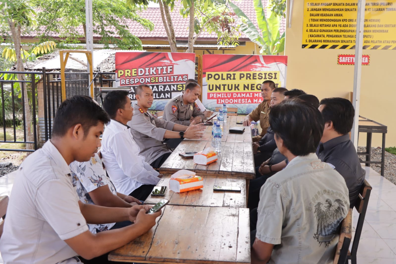 Teks foto:Kapolres Serdang Bedagai, AKBP Oxy Yudha Pratesta, SIK, menerima audensi Badan Pengawas Pemilu (BAWASLU)Kabupaten Serdang Bedagai, di ruangan Tembak Tantya Sudirajati Mapolres Sergai, Selasa,19-09-2023.(Beritasore-Azwen)