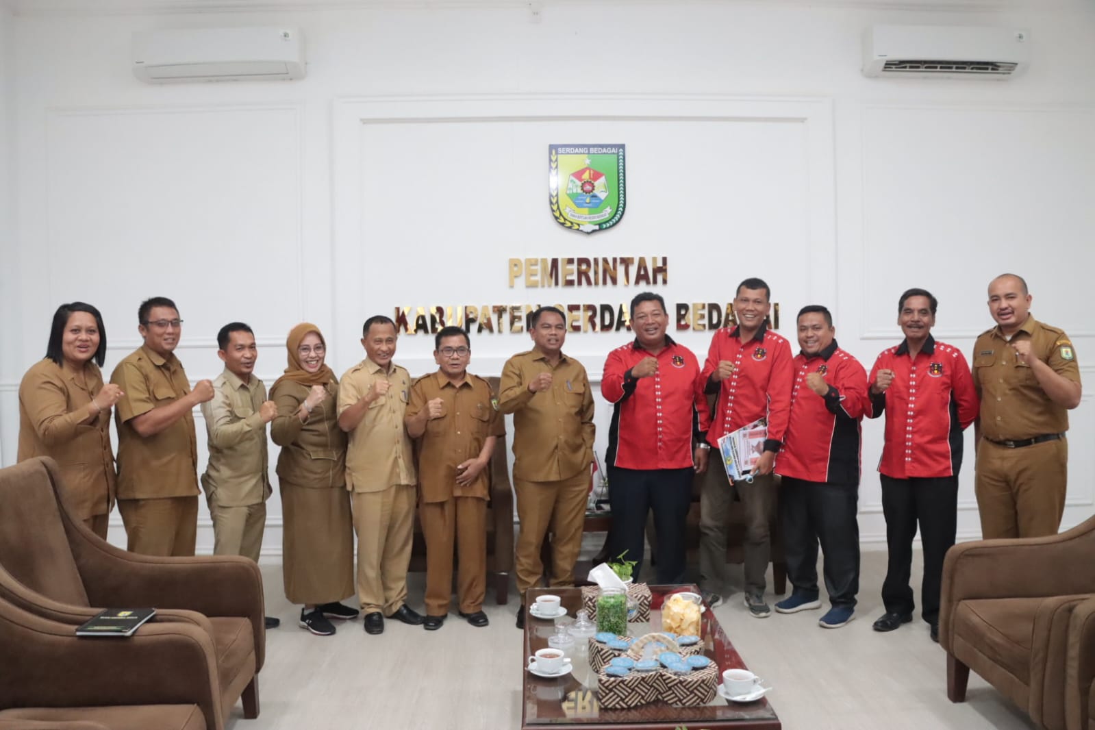 Teks foto:Bupati Sergai H Darma Wijaya, menerima audensi Pengurus HMKI Kabupaten Serdang Bedagai, di aula kantor Bupati Sergai, Selasa,19-09-2023.(Beritasore-Azwen)