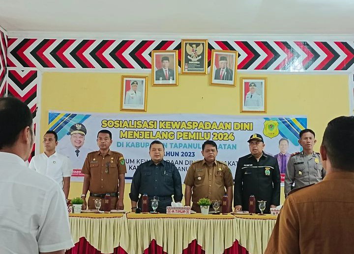 Berita Sore/Birong RT Teks poto: Bupati Dolly saat membuka acara sosialisasi di aula Kantor Camat Angkola Timur, Selasa (19/9).