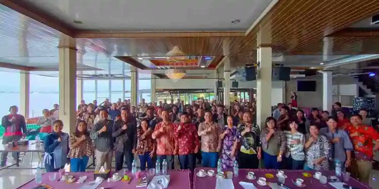 Bawaslu Toba dan jajarannya foto bersama usai mengikuti Rakor Fasilitas dan Penguatan Kelembagaan jelang Pilpres 2024 di WITA Cafe, Lumban Silintong, Balige, Minggu (17/9). (Ist).