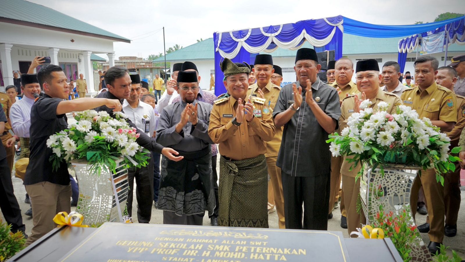 Plt Bupati Langkat H.Syah Afandin SH dan Pj Gubsu menghadiri peresmian Gedung dan Fasilitas SMK Peternakan Prof DR H Mohd Hatta  di Jl Perniagaan , Kecamatan Stabat, Selasa (19/9/2023). Beritasore/ist 